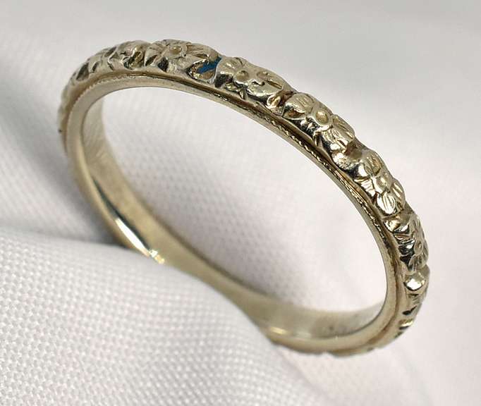 Sweet Floral Motif 18k WG Band
