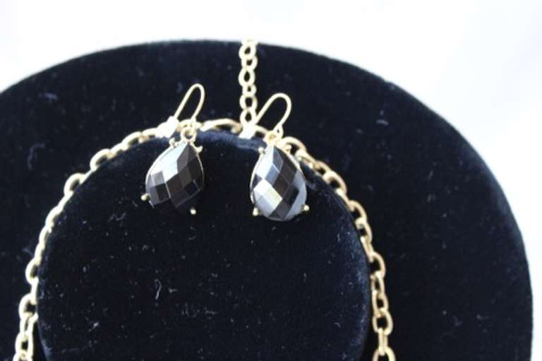 Set Of Fashion Jewelry Neck Lace & Earrings