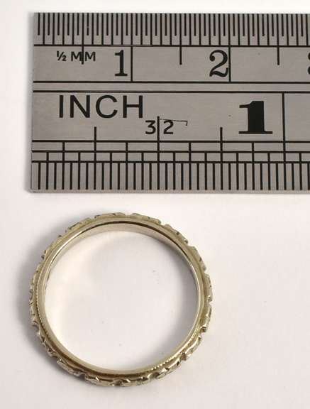 Sweet Floral Motif 18k WG Band