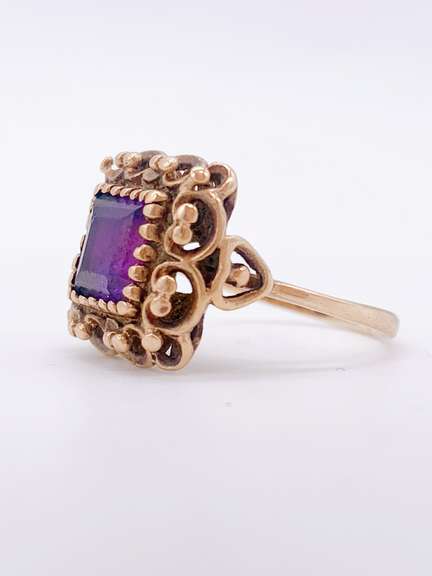 Beautiful 14kt Gold Amethyst Vintage Style Ring