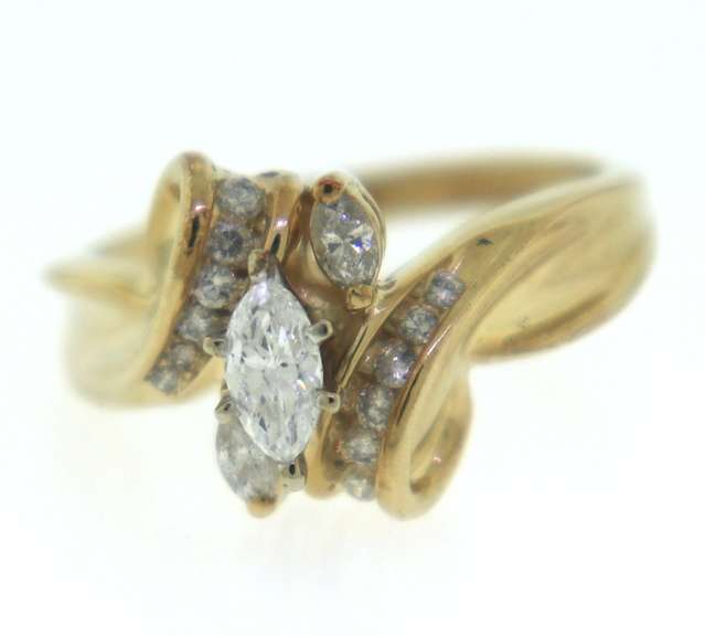 Goregous Marquise & RBC Diamond Ring
