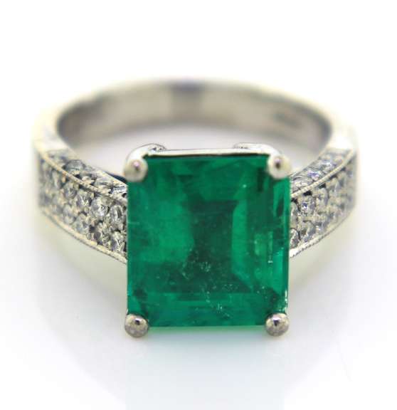 Exclusive 18kt Naturall Emerald and Diamond Ring