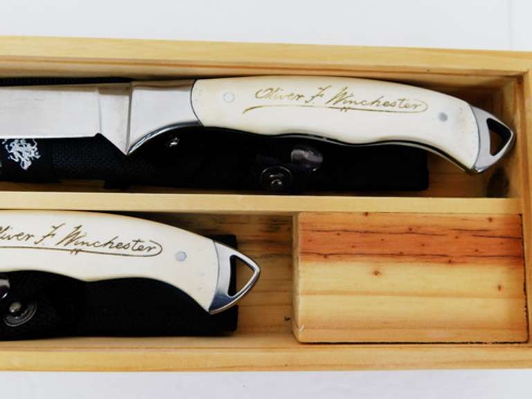 Oliver F. Winchester 2 Knife Set in Showcase