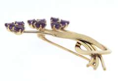 Pleasing Yellow Gold Amethyst Flower Brooch