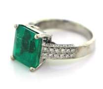 Exclusive 18kt Naturall Emerald and Diamond Ring