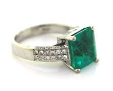 Exclusive 18kt Naturall Emerald and Diamond Ring