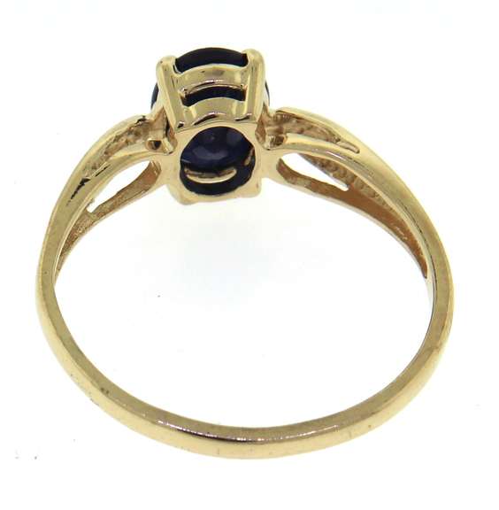 Pretty Yellow Gold Oval Sapphire Ring