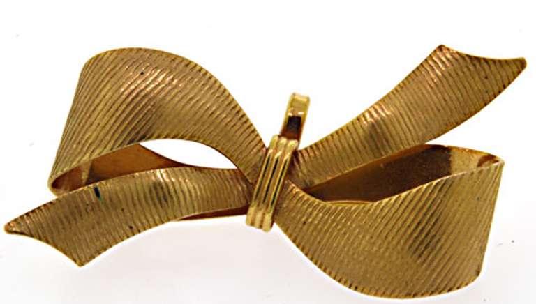 Ribbed 14kt Bow Pin