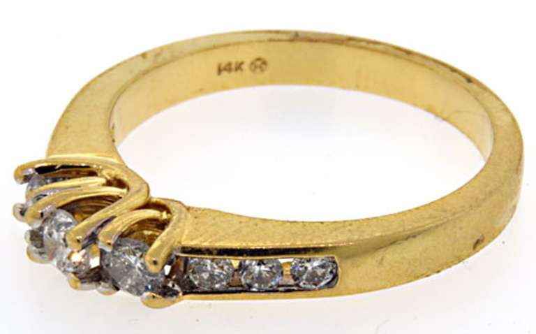 Dazzling 14kt Diamond Ring