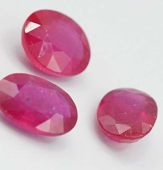 2 OVAL AND 1 ROUND VIOLET RED CUT RUBY