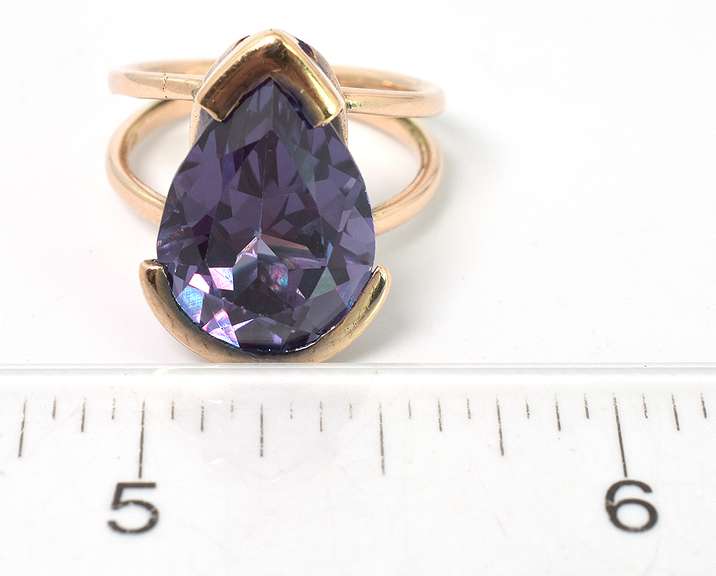 Majestic 10.7CT Color-Change Sapphire Ring in 14KT Yellow Gold