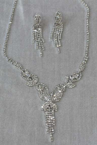 Set Of Fashion Jewelry Neck Lace And Earrings