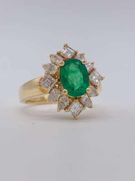 Gorgeous 18kt Gold, Emerald, & Diamond Ring