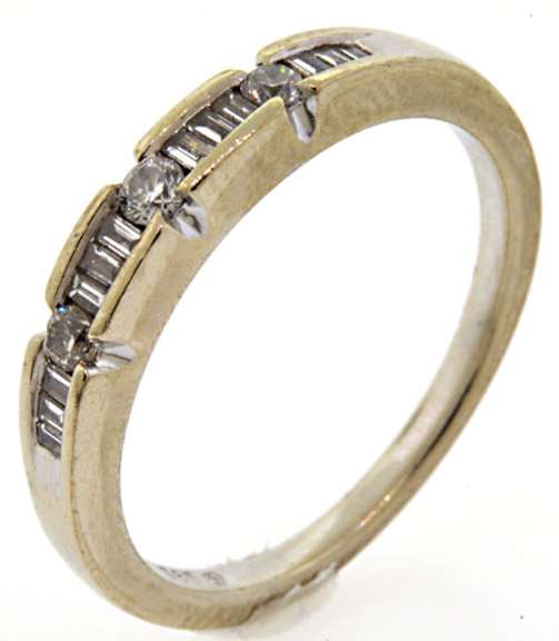 Fashionable 14kt Diamond Band