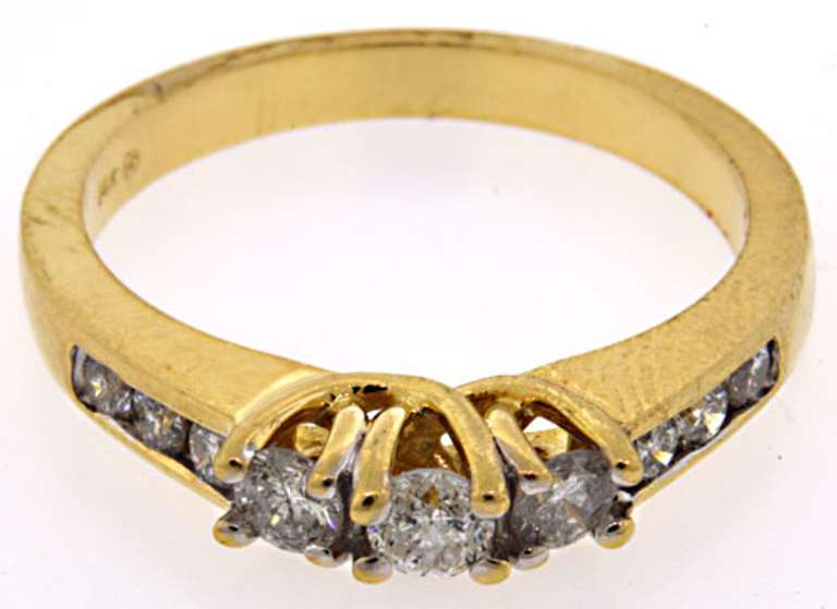 Dazzling 14kt Diamond Ring