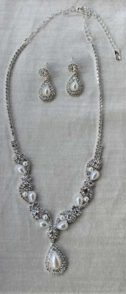 Set Of Fashion Jewelry Neck Lace And Earrings