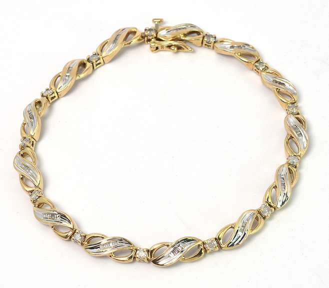 Chic Diamond Bracelet in Yellow Gold