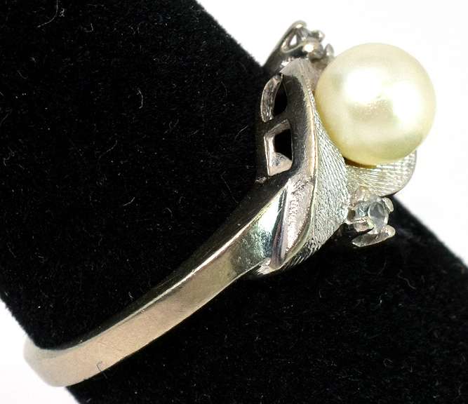 Charming Wrapped Pearl Ring in White Gold