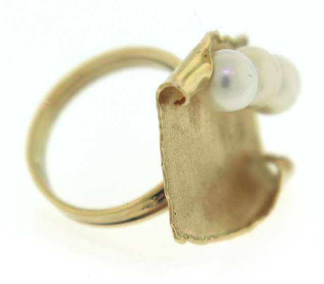 Powerful yellow Gold Abstract 3 Peaarl Ring