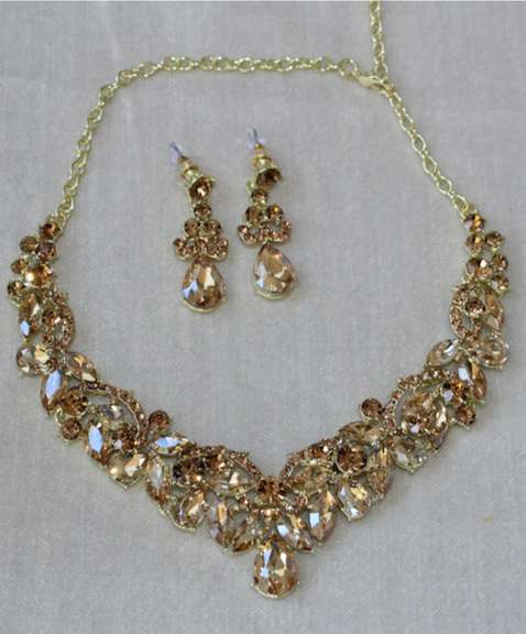 Set Of Fashion Jewelry Neck Lace And Earrings