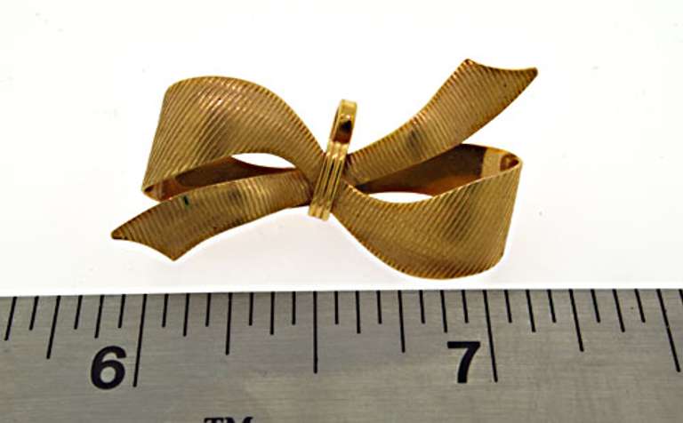 Ribbed 14kt Bow Pin