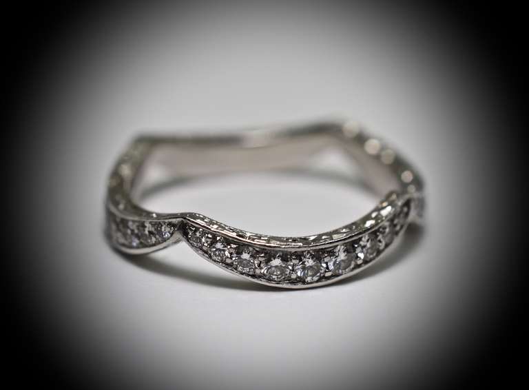 High-End Platinum Wavy Diamond Band