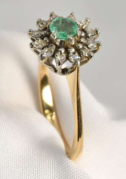 Sweet 18k Emerald & Diamond Ring