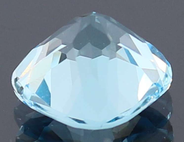 Simply stunning 5.18ct 10mm cushion cut Topaz