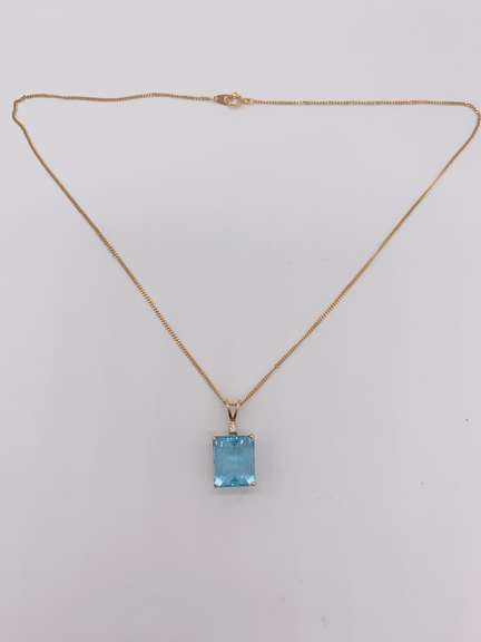 14kt Yellow Gold Blue Topaz Pendant Necklace
