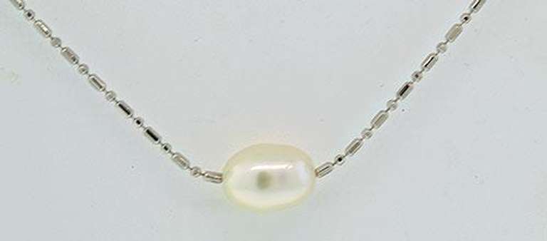 VERSATILE STYLING OF THE CLASSIC PEARL STATION NECKLACE