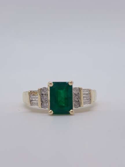 Gorgeous 14kt Gold Emerald & Diamond Cocktail Ring