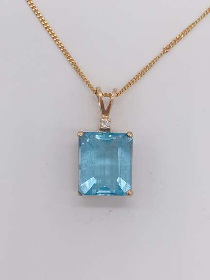 14kt Yellow Gold Blue Topaz Pendant Necklace