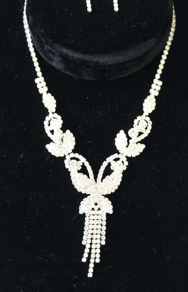 Set Of Fashion Jewelry Neck Lace And Earrings