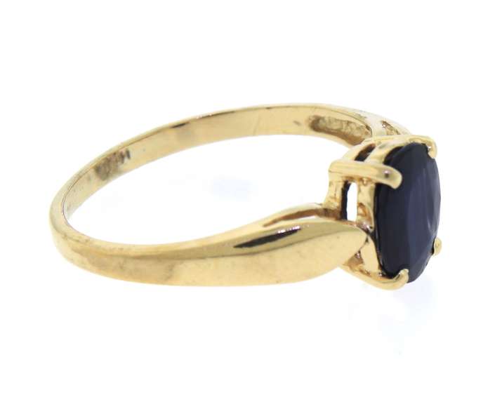 Pretty Yellow Gold Oval Sapphire Ring