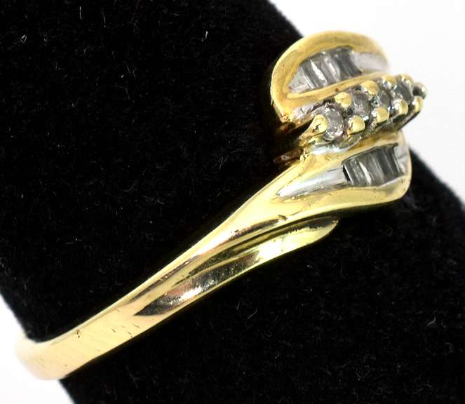 Shimmering Diamond Chip Ring in Yellow Gold