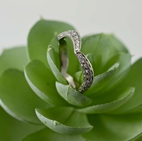 High-End Platinum Wavy Diamond Band