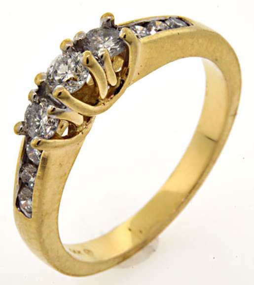 Dazzling 14kt Diamond Ring