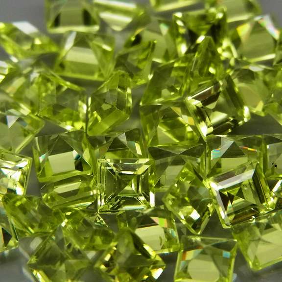 Princess cut Unheated! 7.13ct 3mm Peridot set