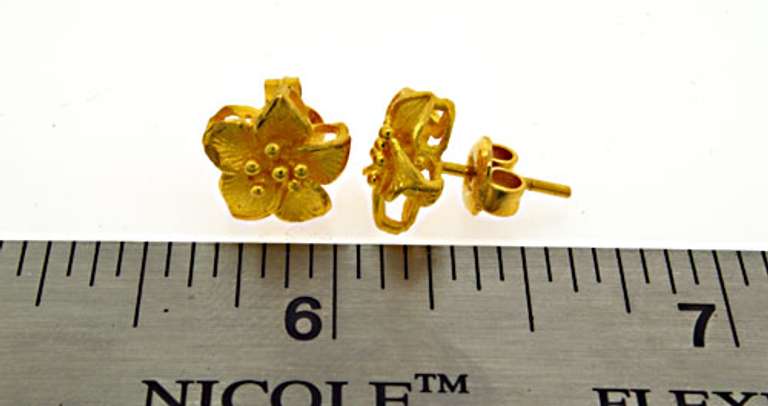 Beautiful 18kt Flower Earrings