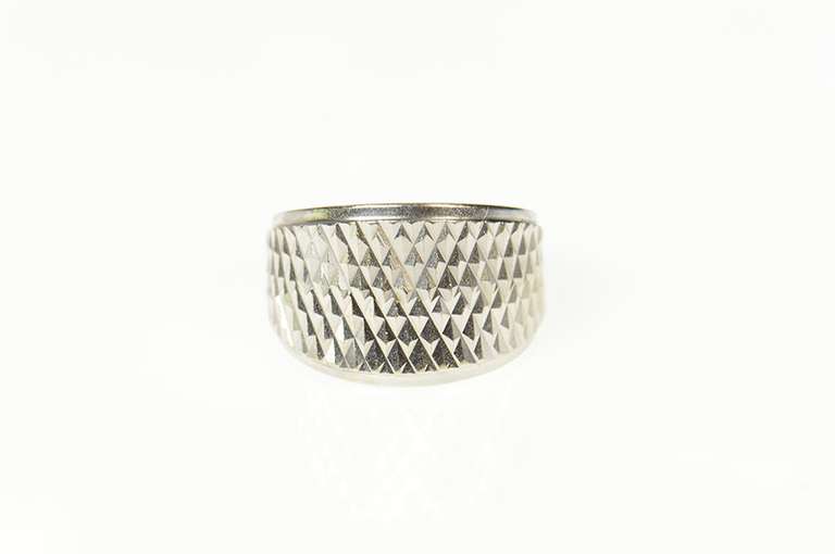 14K White Gold Grooved Lattice Pattern Graduated Band Ring