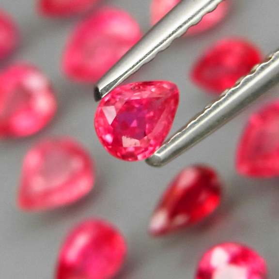 Amazing! 4.01ct hot pink Songean Sapphire set