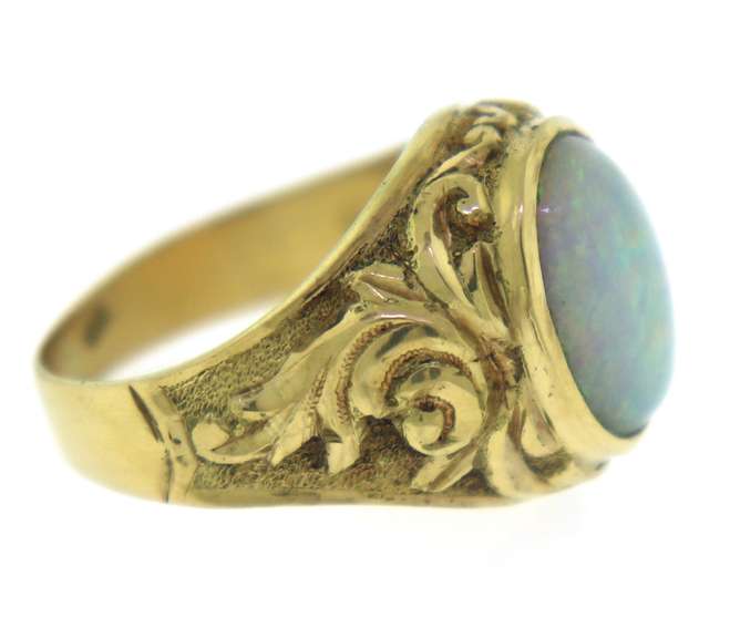 Amazing 18kt Vintage Style Opal Ring