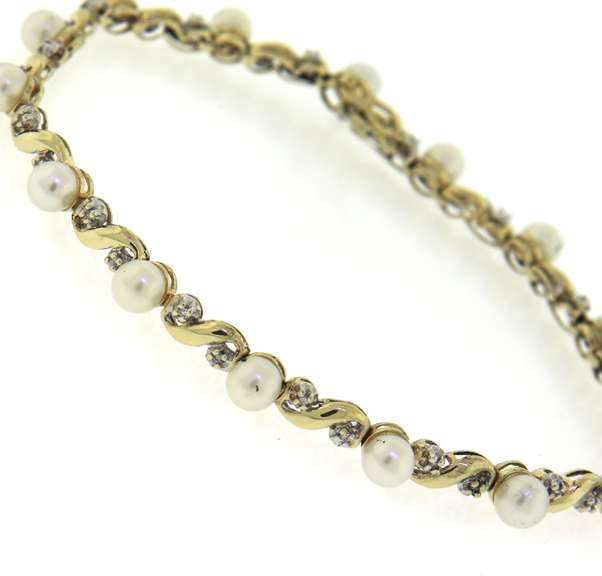 Gorgeous Pearl and Diamond Yellow Gold Bracelet