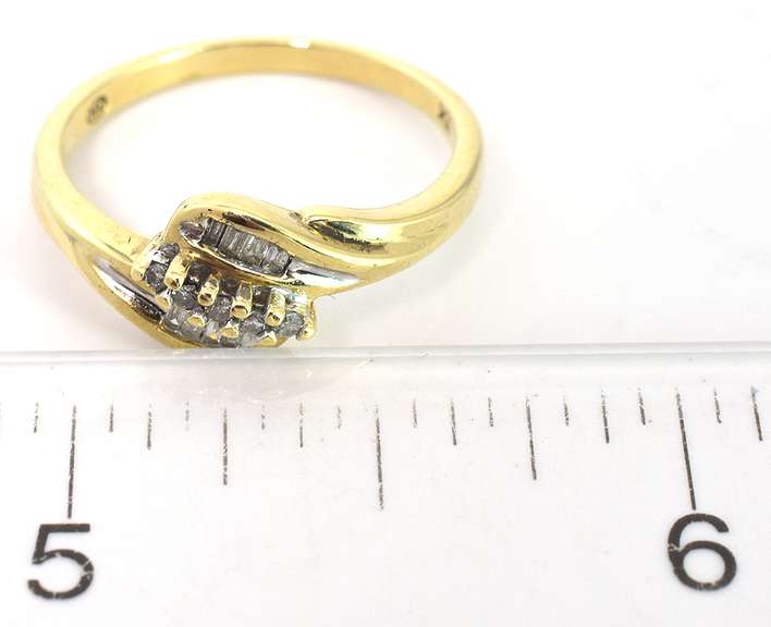 Shimmering Diamond Chip Ring in Yellow Gold