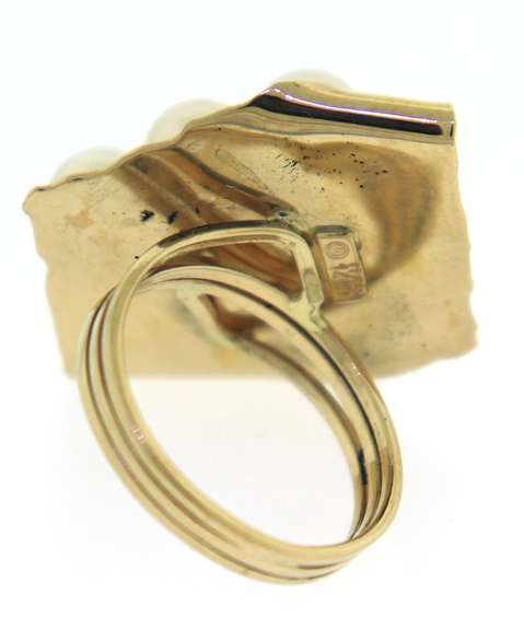 Powerful yellow Gold Abstract 3 Peaarl Ring