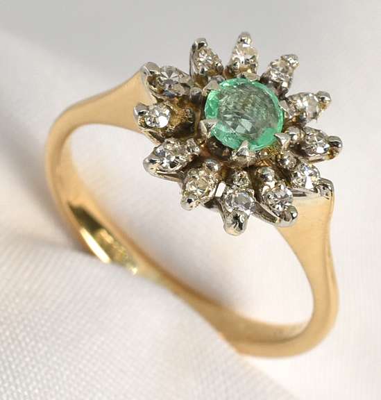 Sweet 18k Emerald & Diamond Ring