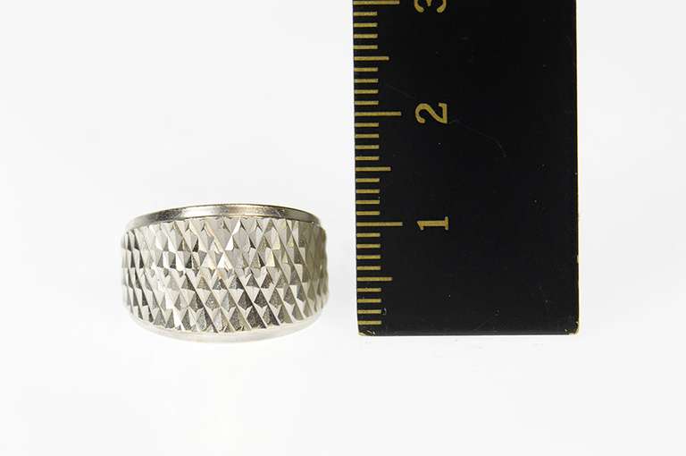 14K White Gold Grooved Lattice Pattern Graduated Band Ring