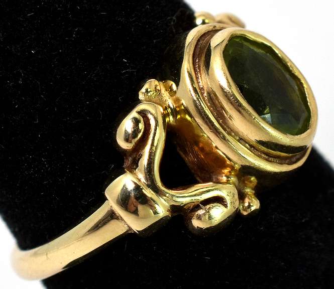 Charming Vintage Peridot Ring in Yellow Gold