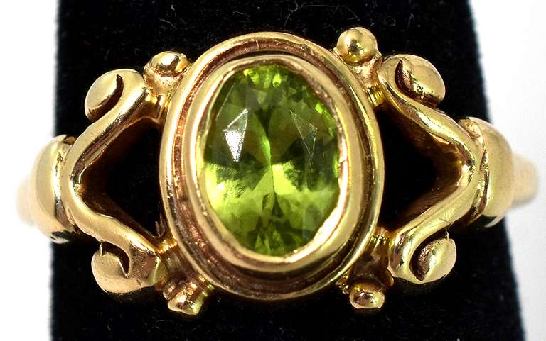 Charming Vintage Peridot Ring in Yellow Gold