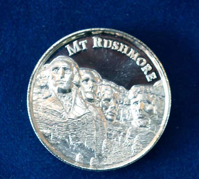 2 OZ Silver Round High Relief Mount Rushmore